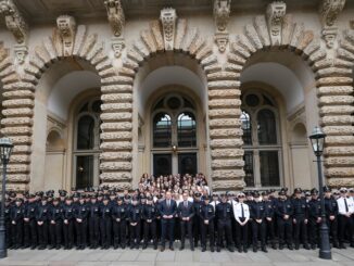 76 Frauen und 65 Männer im Alter von 18 bis 38 Jahren haben mit ihrer Ausbildung zur Polizistin oder zum Polizisten begonnen.