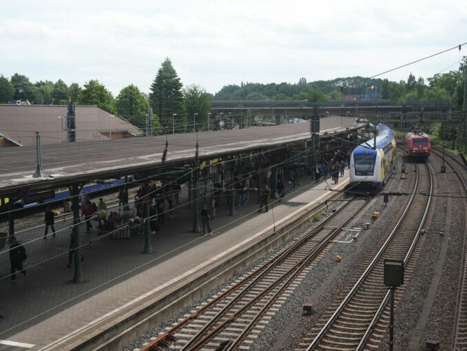 Vom Bahnhof Harburg wurde 27-Jährige auf das Revier gebracht. (Archivbild)