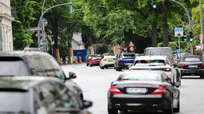 Vollsperrung zur Sanierung der Elbchaussee Rund drei Wochen früher als geplant wird die Elbchaussee auf einem 1,2 Kilometer langen Streckenabschnitt voll gesperrt.