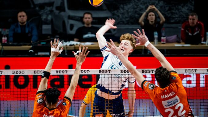 Berlin Volleys - SVG Lüneburg Lüneburgs Oskar Espeland mit einem Angriff.