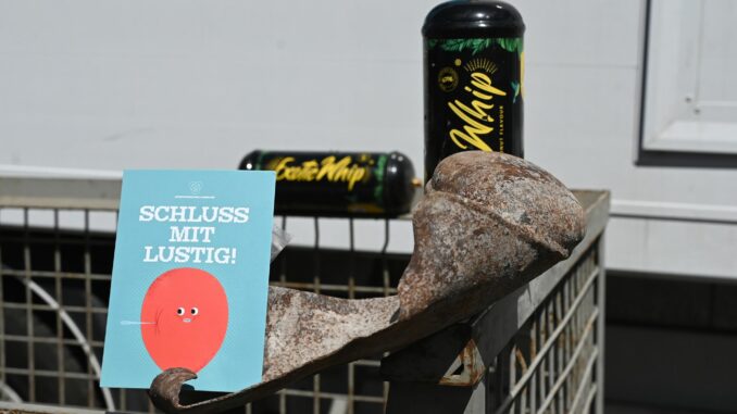«Schluss mit lustig!»: Mit einer neuen Kampagne will die Stadtreinigung für eine ordnungsgemäße Entsorgung von Lachgasflaschen sensibilisieren.