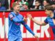 Kiels Doppel-Torschütze Alexander Bernhardsson (l) feiert in Augsburg.