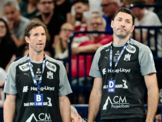 Hamburgs Trainer Torsten Jansen (l) und sein Assistent Blazenko Lackovic haben ihre Verträge verlängert.