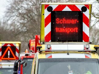 Das Bauteil eines Windrads war in Elmshorn von einem Schwerlasttransporter gerutscht. (Symbolbild)