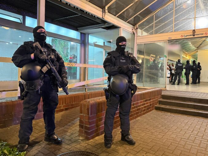 Rund 300 Einsatzkräfte der Polizei sind in Pinneberg im Einsatz.
