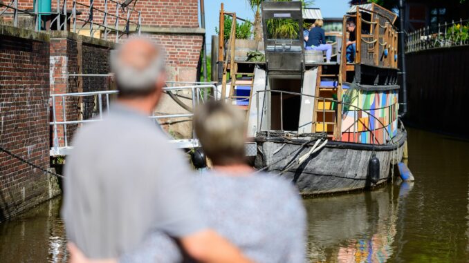 Übernachten auf dem Kunstkudder in Stade Im Stader Hansehafen können Besucher Nächte im Kutter buchen - mit Blick in den Sternenhimmel.