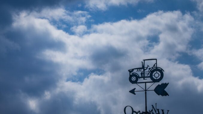 Traktor als Wetterfahnen In Hamburg, Schleswig-Holstein und Mecklenburg-Vorpommern bringt das Wochenende wechselhaftes Wetter mit Sonne, Schauern und örtlichen Gewittern. (Symbolbild)