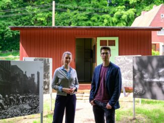 Die in Tarnfarbe dunkelrot gehaltene Hütte stand bis 2022 versteckt in der Lindhorster Heide (Gemeinde Seevetal).