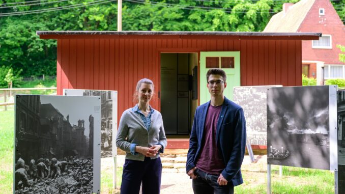 Ausgebombt und auf der Flucht - die «Ley-Bude» als Zuflucht Die in Tarnfarbe dunkelrot gehaltene Hütte stand bis 2022 versteckt in der Lindhorster Heide (Gemeinde Seevetal).