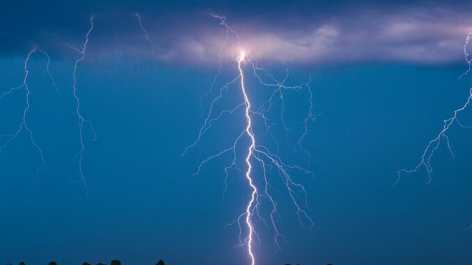 Gewitter Im Norden schlugen 2024 tausende Blitze ein. (Symbolbild)