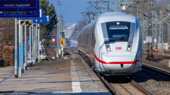Bauarbeiten bei der Deutschen Bahn Die Generalsanierung auf der Strecke zwischen Berlin und Hamburg soll im Sommer beginnen. (Archivbild)