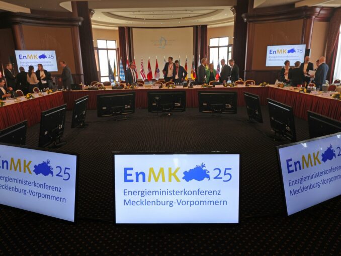 Die Energiewende und das Werben für mehr Akzeptanz in der Bevölkerung sind bestimmende Themen der Energieministerkonferenz in Rostock.