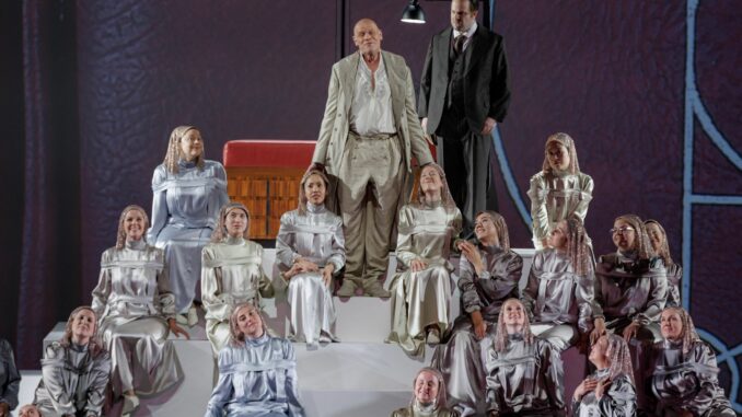 Bo Skovhus (l)mit Thomas Lehman in «Die dunkle Seite des Mondes» Bo Skovhus (l) als Astaroth mit Thomas Lehman als Dr. Kieron in der Oper «Die dunkle Seite des Mondes».
