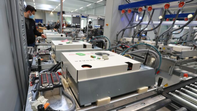sonnen GmbH - Produktion Batteriespeicher wie solche ergänzen viele Fotovoltaikanlagen auf Hausdächern. (Archivbild)