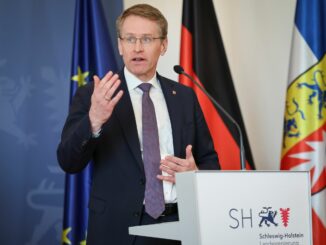 Zum Gedenken an das Kriegsende vor 80 Jahren mahnt Ministerpräsident Daniel Günther (CDU), die Erinnerung wachzuhalten. (Archivbild)