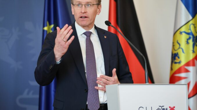 Daniel Günther Zum Gedenken an das Kriegsende vor 80 Jahren mahnt Ministerpräsident Daniel Günther (CDU), die Erinnerung wachzuhalten. (Archivbild)