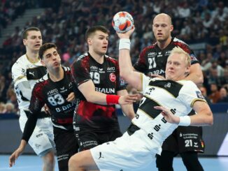 Kiels Patrick Wiencek (vorne) kommt zum Wurf.