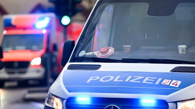 Polizei und Krankenwagen, Symbolbild Lebensgefährlich verletzter Mann nach Messerstichen in Hamburg.