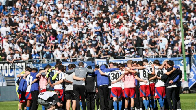 Hamburger SV - Karlsruher SC Vor dem eigenen Publikum im Volksparkstadion will der HSV den Aufstieg perfekt machen.