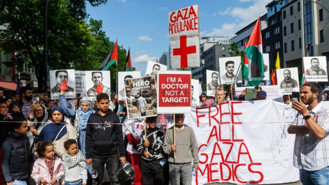 Pro-Palästina-Demonstration in Hamburg Die Demonstranten ziehen zur Abschlusskundgebung an der Schanzenstraße.