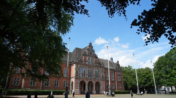 Rathaus Harburg Die SPD-Fraktion in der Bezirksversammlung Harburg hat 5 ihrer 15 Mitglieder ausgeschlossen. (Archivbild)