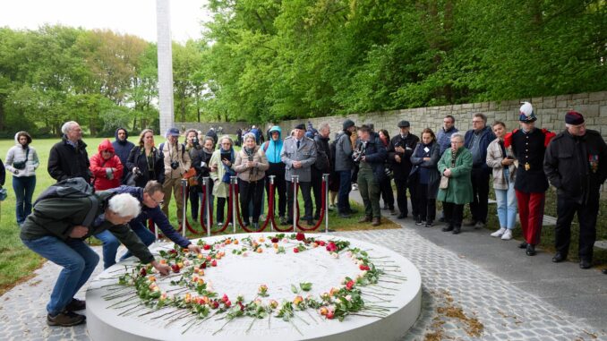 80. Jahrestag der Befreiung des KZ Neuengamme Im ehemaligen Konzentrationslager Neuengamme gibt es nun eine neue Gedenkplatte mit den Ländern, aus denen die Häftlinge stammten.