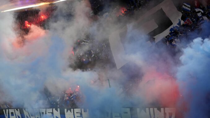 Hamburger SV - SSV Ulm 1846 Schon vor dem Spiel sorgten die HSV-Fans für Festtagsstimmung im Volkspark.