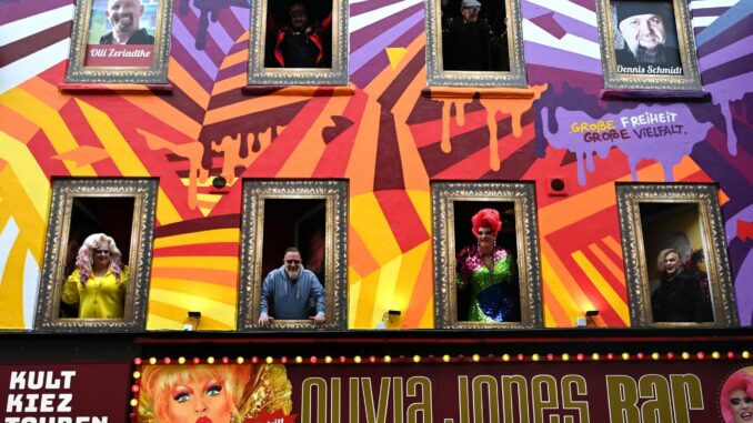 Enthüllung eines Vielfalt-Kunstwerks an der Olivia Jones Bar Das Kunstwerk an der Fassade der Bar auf der Reeperbahn soll daran erinnern, dass die Große Freiheit nicht nur Partymeile, sondern auch ein Ort der Kunst und der Kultur und der Vielfalt ist.