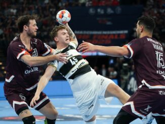 Kiels Emil Madsen (M) wird von Montpeliers Veron Nacinovic am Wurf gehindert.