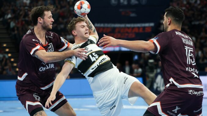 THW Kiel - Montpellier HB Kiels Emil Madsen (M) wird von Montpeliers Veron Nacinovic am Wurf gehindert.