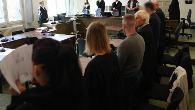 Prozess wegen erpresserischen Menschenraubs Die drei Angeklagten schweigen zu den schweren Vorwürfen der Staatsanwaltschaft.