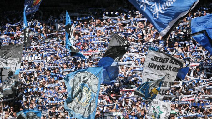 Die Fans des Hamburger SV Fans des Hamburger SV wollen am Wochenende den Aufstieg der Männer und der Frauen feiern.