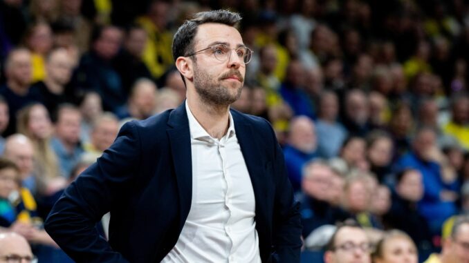 EWE Baskets Oldenburg - Hamburg Towers Hamburgs Trainer Benka Barloschky steht enttäuscht am Spielfeldrand.