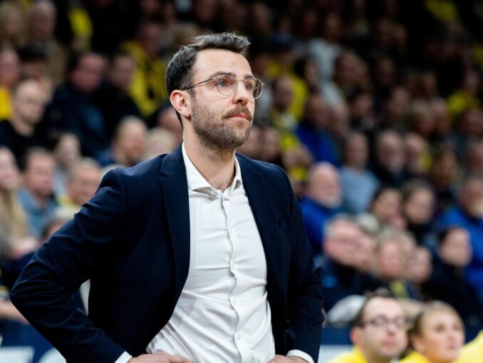 Hamburgs Trainer Benka Barloschky steht enttäuscht am Spielfeldrand.
