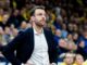 Hamburgs Trainer Benka Barloschky steht enttäuscht am Spielfeldrand.