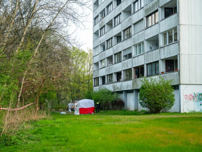 Wegen des tödlichen Sturzes eines 15-Jährigen vom Balkon stehen fünf junge Männer im Verdacht der versuchten Körperverletzung mit Todesfolge. (Archivbild)