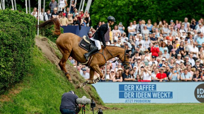 Der Star ist der Parcours: der Derby-Platz mit seinem berühmten Wall. 
