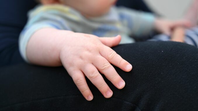Symbolbild für Babyvornamen Emilia, Ida und Noah - das sind die Spitzenreiter bei den Babynamen im Norden. (Symbolbild)