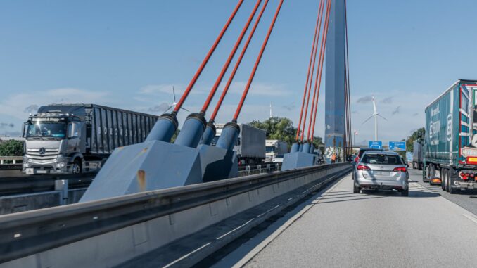 Norderelbbrücke Hamburg Die Norderelbbrücke der A1 wird von Freitagabend bis Montagmorgen in Richtung Bremen/Hannover gesperrt. (Archivfoto)