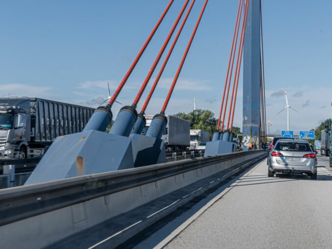 Die Norderelbbrücke der A1 wird von Freitagabend bis Montagmorgen in Richtung Bremen/Hannover gesperrt. (Archivfoto)