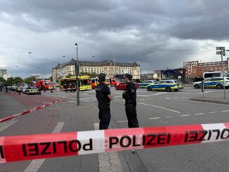 Bei dem Messerangriff wurden mehrere Menschen verletzt.