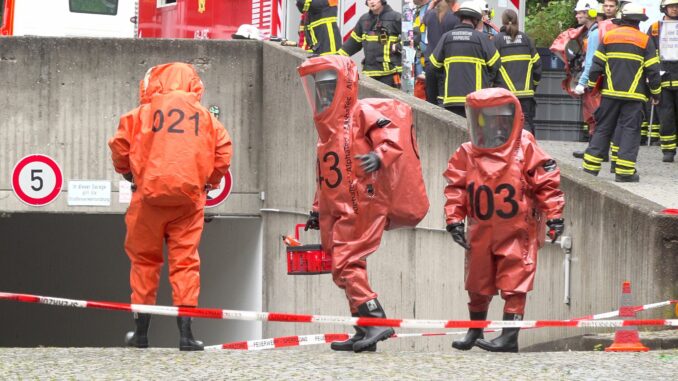 Ammoniak ausgetreten: Einsatz an der Uni Hamburg Feuerwehrleute betreten in Spezialanzügen die Tiefgarage.