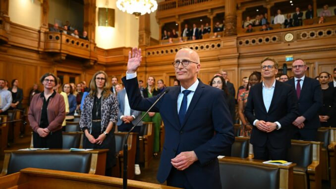 Sitzung der Hamburgischen Bürgerschaft Peter Tschentscher regiert seit 2018 als Erster Bürgermeister die Hansestadt Hamburg.