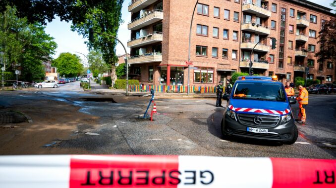 Wasserrohrbruch in Hamburg-Eimsbüttel In Hamburg-Eimsbüttel mussten am Morgen viele Menschen auf fließendes Wasser verzichten, denn dort ist ein großes Wasserrohr kaputtgegangen.