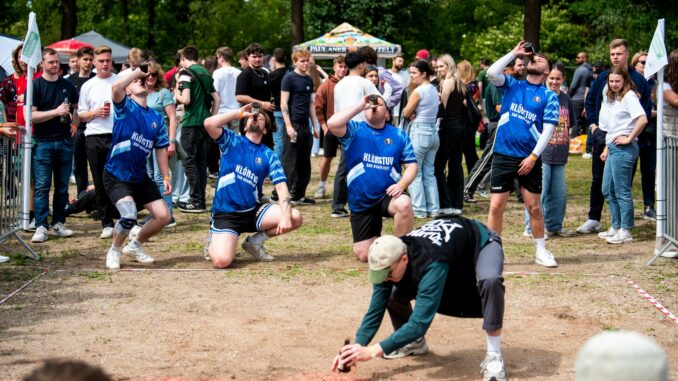 Flunkyball-Weltmeisterschaft Wer schnell Bier trinken kann, ist bei diesem Spiel im Vorteil.