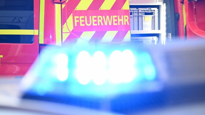 Feuerwehr Die Löscharbeiten dauern bis in die Morgenstunden an. (Symbolbild)