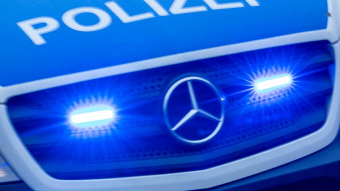 Polizeieinsatz mit Blaulicht Die Polizei hat etliche Wohnungen mutmaßlicher Drogendealer durchsucht. (Symbolbild)