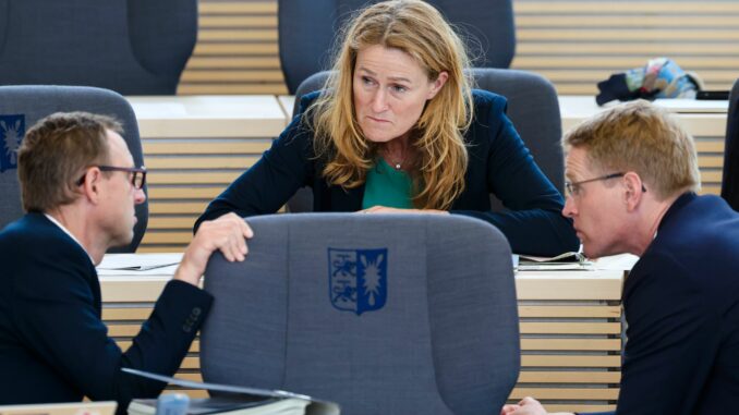 Landtagssitzung in Kiel Finanzministerin Silke Schneider (Grüne) will im Juni nun doch einen ersten Nachtragshaushalt vorlegen.