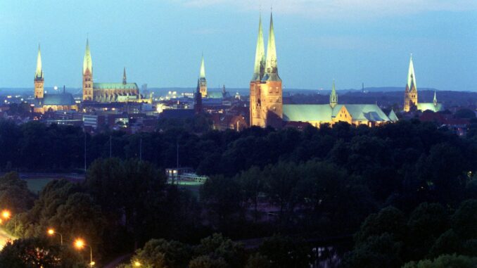 Angestrahlte Türme Lübecks bei Nacht Seit 2023 sammelt die Stiftung «Sieben Türme plus» Geld für den Erhalt der Lübecker Altstadtkirchen. Mit der Unterzeichnung des Stiftungsvertrages ist sie jetzt auch offiziell gegründet worden.