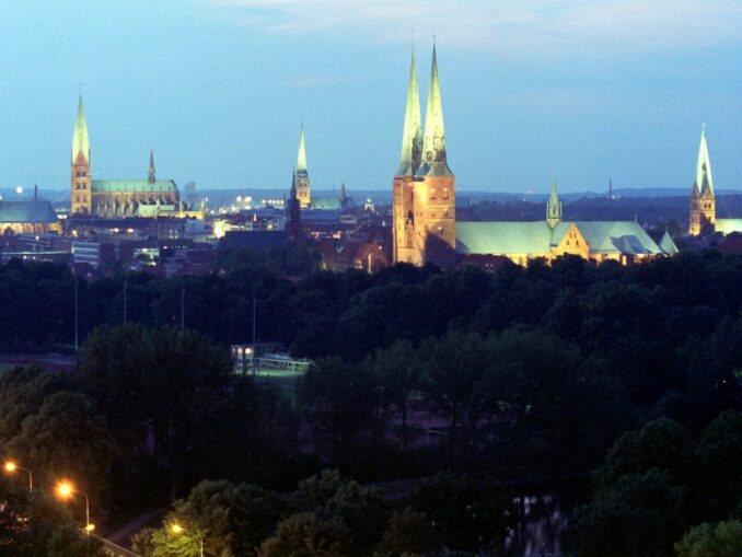 Seit 2023 sammelt die Stiftung «Sieben Türme plus» Geld für den Erhalt der Lübecker Altstadtkirchen. Mit der Unterzeichnung des Stiftungsvertrages ist sie jetzt auch offiziell gegründet worden.